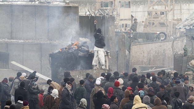Rozzuen Afghnci protestuj proti dajnmu plen Korn (21. nora 2012)