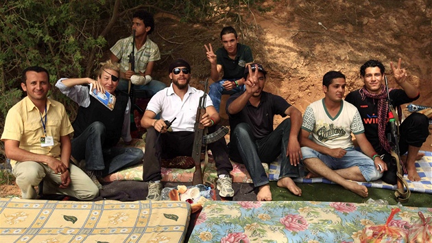Americká novináka Marie Colvinová s libyjskými povstalci