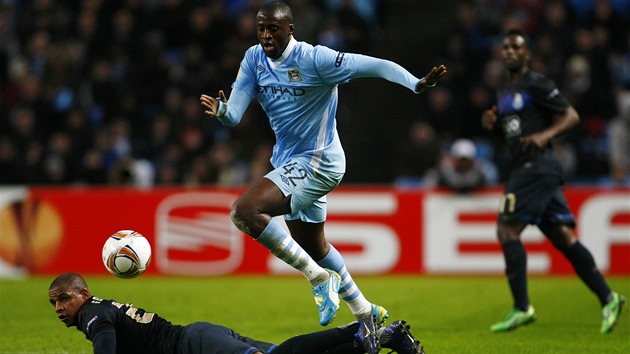 Yaya Touré z Manchesteru City (naho�e) v tomto souboji p�eválcoval Fernanda z