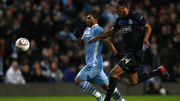 Sergio Agüero (vlevo) z Manchesteru City je rychlej�í ne� Rolando z Porta.