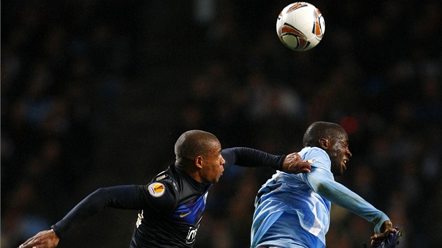 Yaya Touré z Manchesteru City je hodn� tvrd� brán�n Fernandem z Porta. 