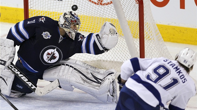 Steven Stamkos z Tampy pekonává Ondeje Pavelce  z Winnipegu. eský branká