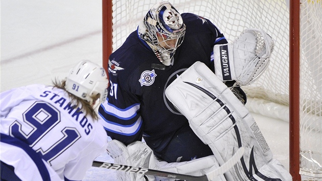 Steven Stamkos z Tampy v tomto pípad na Ondeje Pavelce  z Winnipegu