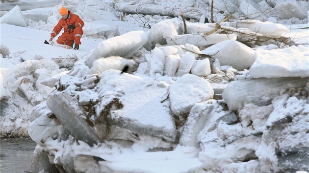Hasiči v pondělí odstřelili nahromaděný led v Jizeře v Dolní Sytové na Semilsku.