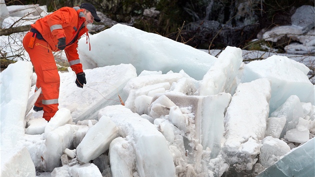 Hasii v pondlí odstelili nahromadný led v Jizee v Dolní Sytové na Semilsku.