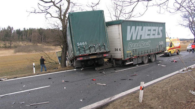 Následky tragické sráky osobního auta s kamionem na Písecku.