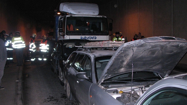 V Husovickém tunelu v Brn se v úterý ráno srazilo est osobních aut a nákladní