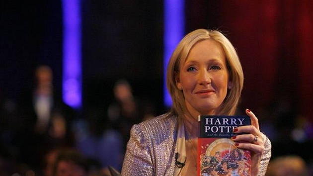 J. K. Rowlingová etla ze své knihy Harry Potter dtem v londýnském Muzeu...