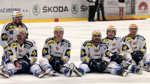 RADOST. Hokejist Komety Brno slav postup do pedkola play-off. 