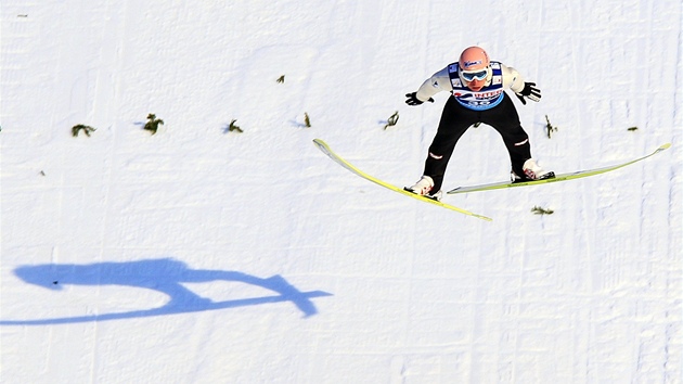 VE VZDUCHU. Rakouský skokan na lyích Martin Koch bojuje se silným vtrem na