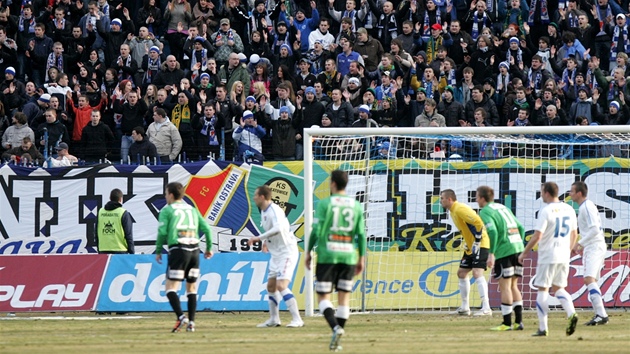 POD DOHLEDEM. Jablonetí fotbalisté rozehrávají roh, za brankou je sleduje