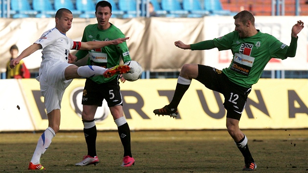 PROTI P�ESILE. Ostravský kapitán Václav sv�rko� (v bílém) se probíjí p�es Petra