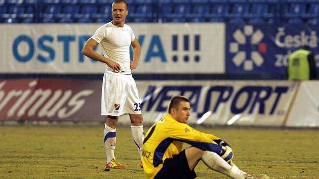 K NEVÍ�E. Václav Sv�rko� (stojící) a David Pietrzkiewicz nechápou, jak mohl