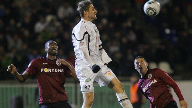 Královéhradecký kapitán Milan Fukal (uprost�ed) ve výskoku odvrací centr p�ed