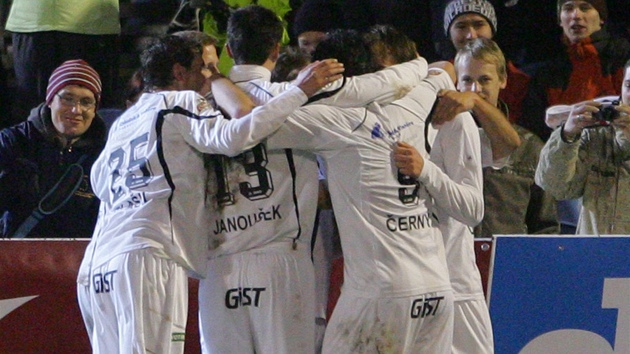 Královéhrade�tí fotbalisté se radují z gólu Spart�, který vst�elili z penalty.