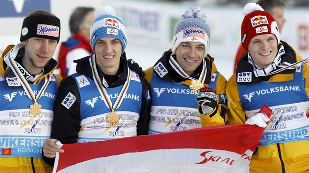 Vítzné rakouské drustvo z mistrovství svta v letech na lyích. Zleva Martin