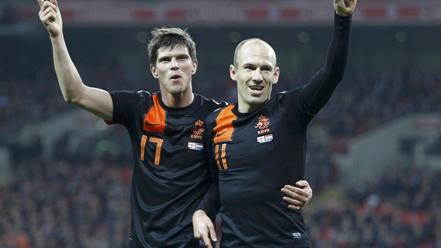 SIAMŠTÍ SPOLUHRÁČI. Klaas-Jan Huntelaar (vlevo) blahopřeje Arjenu Robbenovi k