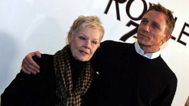 "James Bond" Daniel Craig a "M" Judi Denchov se pedstavili v Praze.