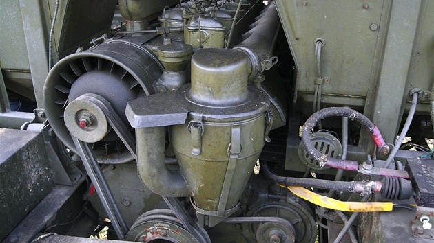 Praga V3S: st motoru byla pstupna po odklopen krtk pedn kapoty. Pi...