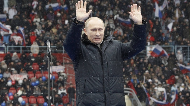 Prezidentsk kandidt Vladimir Putin zdrav vc ne stotiscov dav na moskevskm stadionu (23. nora 2012)