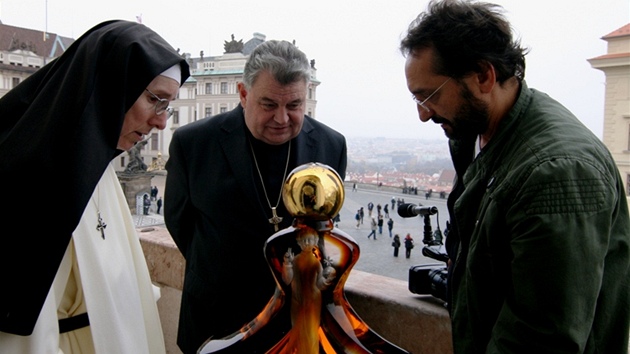 Dar pro papeže od kardinála Dominika Duky: skleněná soška Pražského Jezulátka
