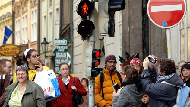 Výtvarník s pseudonymem Roman Týc v roce 2007 v Praze vymnil skla na 50