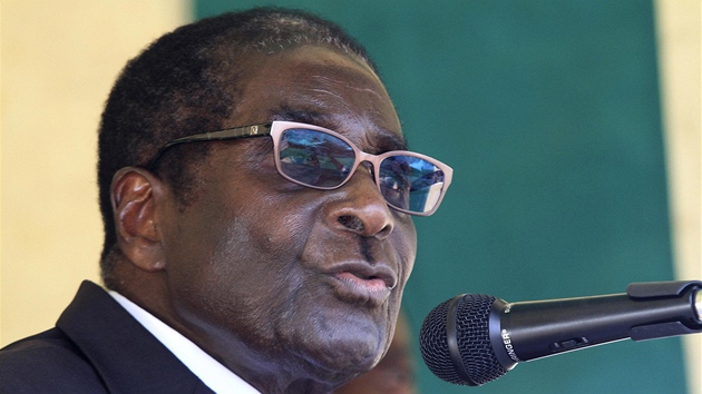 Robert Mugabe bhem návtvy platinového dolu Mimosa (16. února 2012)