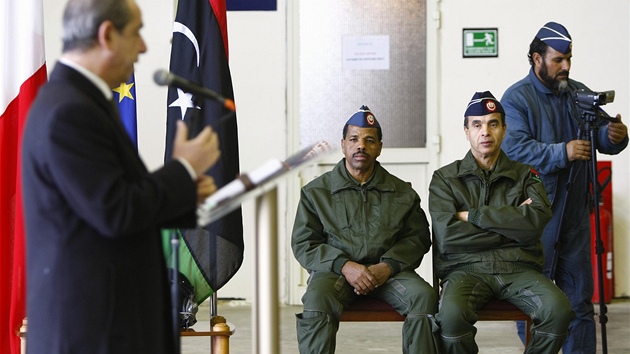 Libyjtí plukovníci Abduláh al-Salhín (uprosted) a jeho kolega plukovník Alí