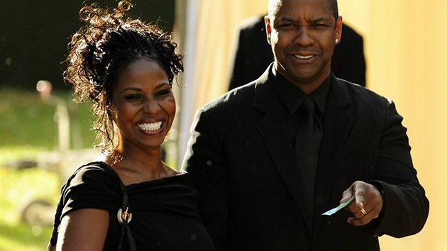 Americký herec Denzel Washington a jeho �ena Pauletta Pearsonová na 90....