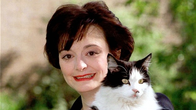 Manelka Tonyho Blaira Cherie pózuje se svým kocourem. (9. kvtna 1997)