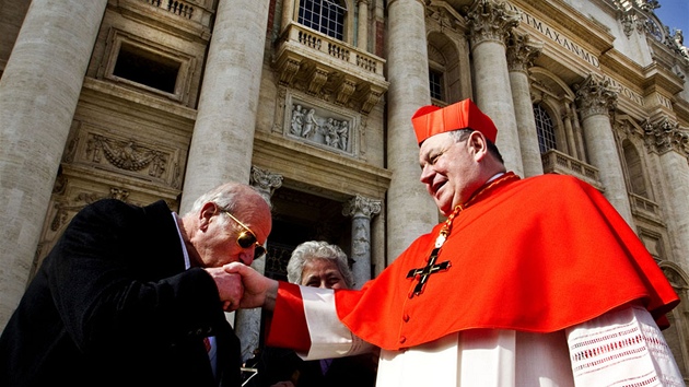 Sobota, krátce po poledni. Dominik Duka vychází z baziliky sv. Petra. Červenou kleriku si oblékl už ráno. Kardinálský klobouk mu nasadil papež.