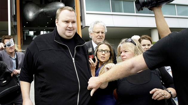 Kim Schmitz odchází od soudu v novozélandském Aucklandu. (22. února 2012)