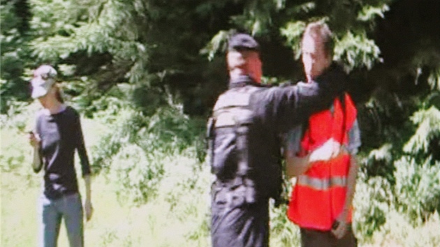 Od předchozího záběru uběhl jen zlomek vteřiny, policista napřahuje ruku k Čápovi. Ten útok neočekává, nebrání se.