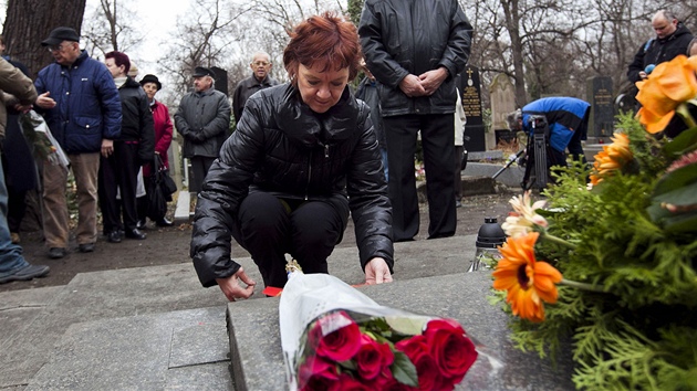 Poslankyn Marta Semelová a dalí pratí komunisté vzpomínali u hrobu Klementa