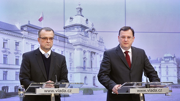 Miroslav Kalousek a Petr Nečas při tiskové konferenci na Úřadu vlády (27. února 2012)