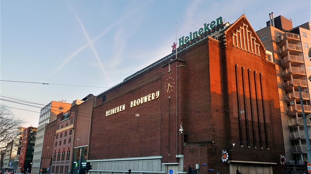 PIVOVAR V CENTRU AMSTERDAMU. Dřív se tu vařilo pivo, dnes se tady nachází muzeum Heineken Experience. Budova je původní, logo nové.