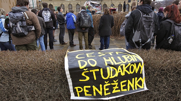 Studenti během protestního Týdne neklidu na pražském náměstí Jana Palacha (29. února 2012)