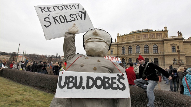 Studenti během protestního Týdne neklidu na pražském náměstí Jana Palacha (29. února 2012)