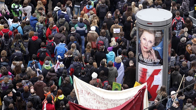 Studenti b�hem protestního týden neklidu na pra�ském nám�stí Jana Palacha (29.