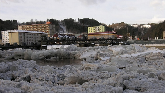 Ledov kry na Jizee v eleznm Brod (25. nora 2012).