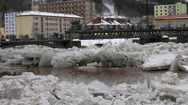 Ledov kry na Jizee v eleznm Brod (25. nora 2012).