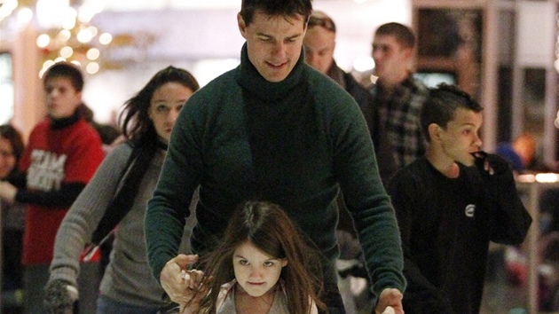 Tom Cruise na bruslích se svou nejmladší dcerou Suri, které bude v dubnu šest...