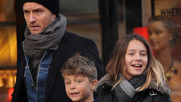 Jude Law se dvma ze svch ty dt. Ti - Rafferty, Iris a Rudyho - m se svou exmanelkou Sadie Frost, jeho nejmlad dceru Sophii porodila Samantha Burke v roce 2009 a po rozchodu s charismatickm britskm hercem. 