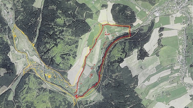 Letecký pohled na Nové Heřminovy, červeně jsou vyznačeny hranice plánované přehrady. Žlutá vyznačuje původní představy velké přehrady.