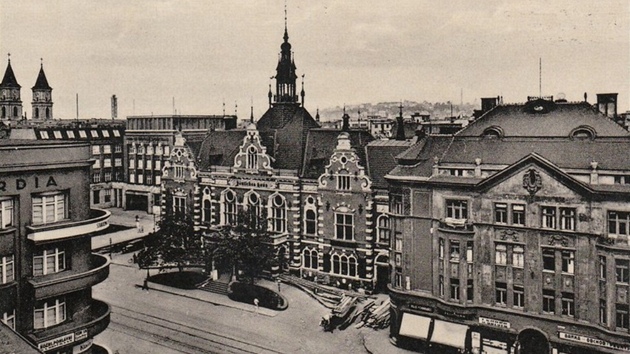 Budova vpravo se v roce 1933 stala součástí módního domu Ostravica. Nyní jí údajně hrozí zbourání. Sousední honosný objekt Německého domu zmizel už dávno.