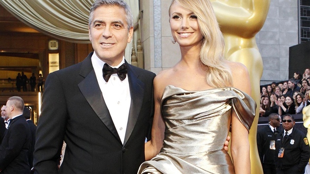 George Clooney dorazil se svou přítelkyní Stacy, která ve zlatých šatech zn.