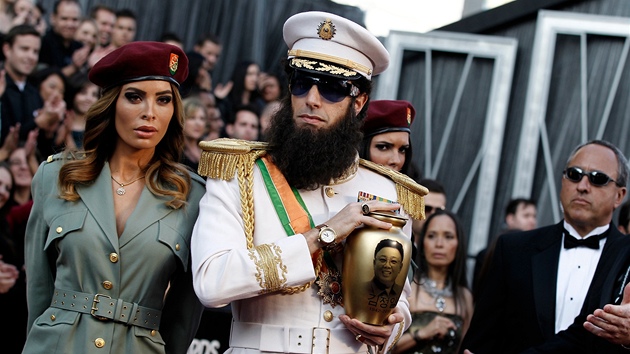 Sacha Baron Cohen piel do Hollywood and Highland Center v uniform blzkovchodnho dikttora Shabazze Aladeena. Vyvrcholily tak nkolikadenn tahanice o to, jestli sm populrn komik v pevleku sv posledn filmov postavy dorazit. Bez incidentu se ale nvtva neobela. Problmy zpsobila zlat urna s portrtem zesnulho korejskho dikttora Kim ong-ila. Britsk prma ale zhy jej obsah "omylem" vyklopil na jednoho z host a byl vytlaen ochrankou opodl. 