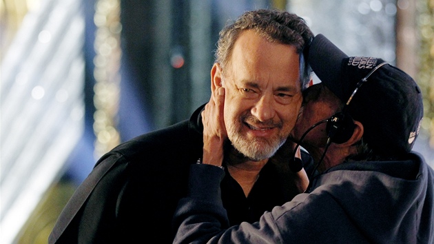 Jet ne to vypukne... herec Tom Hanks se zdraví se stage managerem Davidem