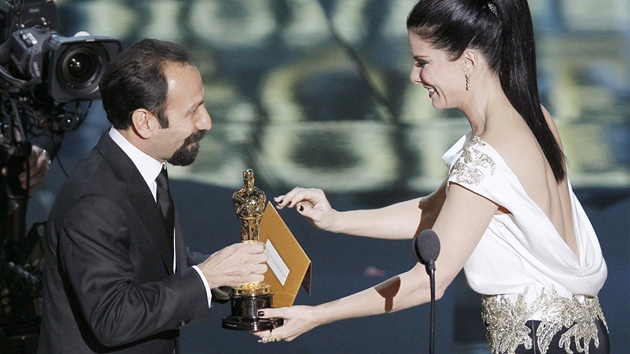 Sandra Bullocková pedává zlatou soku Asgharu Farhadímu, reisérovi íránského...