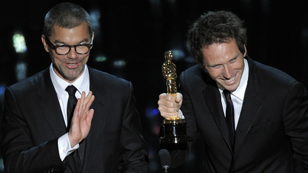 Kirk Baxter a Angus Wall s Oscarem za film Mui, kteí nenávidí eny. Pánové si...